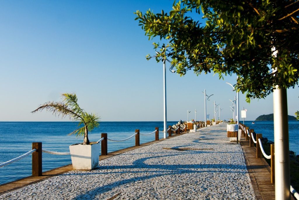 Molhe de Balneário Piçarras em dia de sol